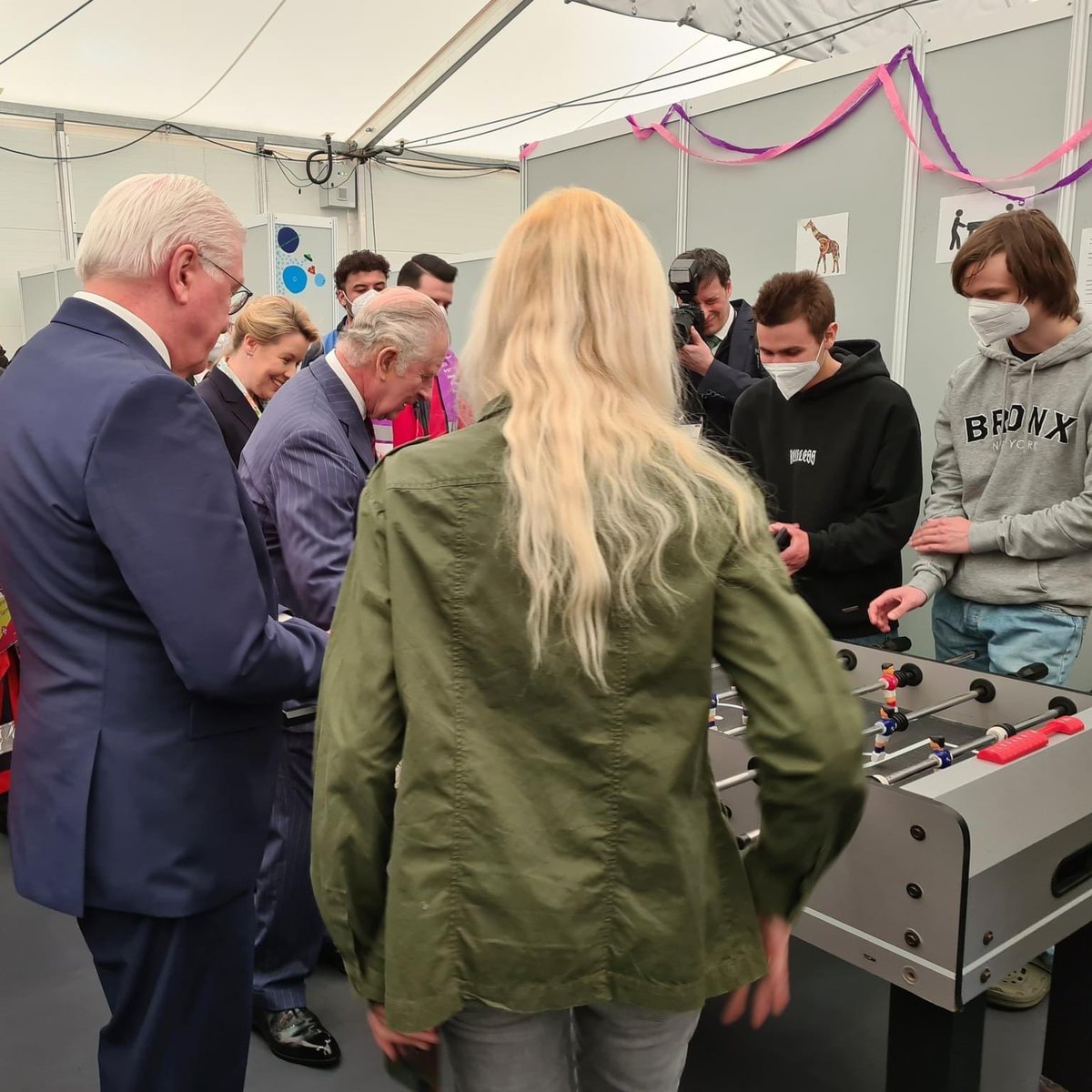 OStJUSA's tweet photo. Great to see our #SovereignHead at refugee arrival center. He chatted with displaced Ukrainians and members of @johanniter—the voluntary humanitarian organization affiliated with the German #OrderOfStJohn.
#ProUtilitateHominum
#OneStJohn
@JOINbrussels
@RoyalFamily
@StJohnINTL https://t.co/GZ9QhX19i4