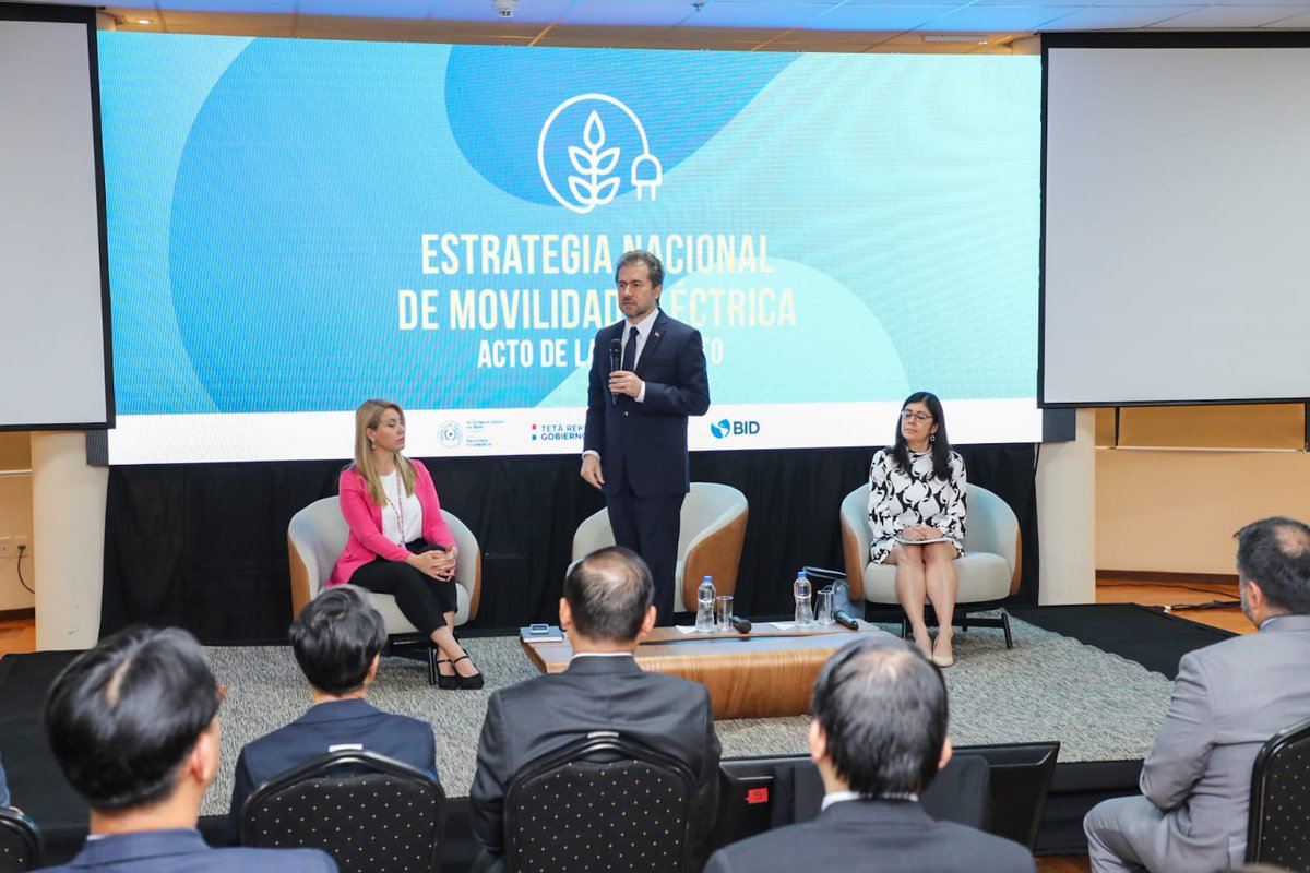 MIC_PY's tweet photo. El #MIC y @el_BID lanzaron la Estrategia Nnal. de Movilidad Eléctrica, con presencia del mtro. @LuisCastiglioni y la Rep. del Bco., Edna Armendariz

Compartieron integrantes del Cons. Estratégico de Mov. Eléctrica, diplomáticos de 🇰🇷, 🇹🇼 y 🇯🇵, empresarios e invitados especiales https://t.co/xJ8lqmcg6X