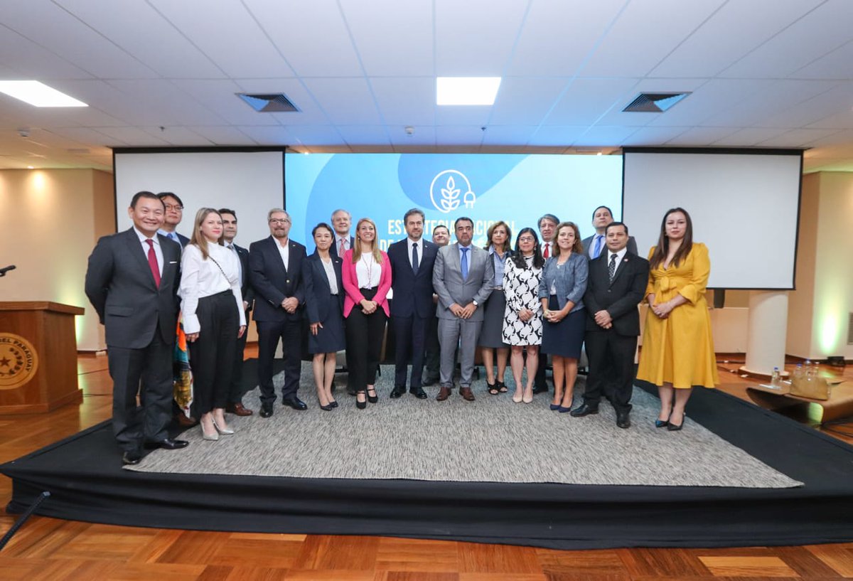 El #MIC y <a href="/el_BID/">Banco Interamericano de Desarrollo</a> lanzaron la Estrategia Nnal. de Movilidad Eléctrica, con presencia del mtro. <a href="/LuisCastiglioni/">Luis Alberto Castiglioni</a> y la Rep. del Bco., Edna Armendariz

Compartieron integrantes del Cons. Estratégico de Mov. Eléctrica, diplomáticos de 🇰🇷, 🇹🇼 y 🇯🇵, empresarios e invitados especiales