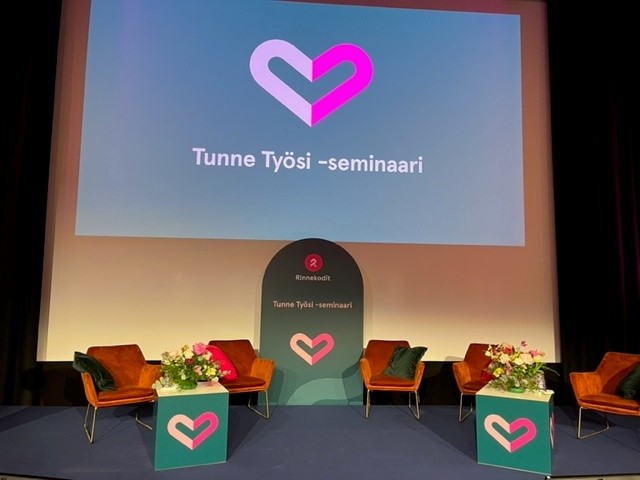 Tänään pääsin lainaamaan #TunneTyösi-seminaarissa eläviä kirjoja: toimintakeskus Kartanonhaan, #asuntoensin-yksikkö Sillan ja <a href="/vamosnuoret/">vamosnuoret</a> asiakkaan. Kuulin kolme koskettavaa ja toiveikasta tarinaa, ajattelemisen aihetta pitkäksi aikaa❤ @rinnekodit <a href="/HDLsaatio/">Diakonissalaitos</a>