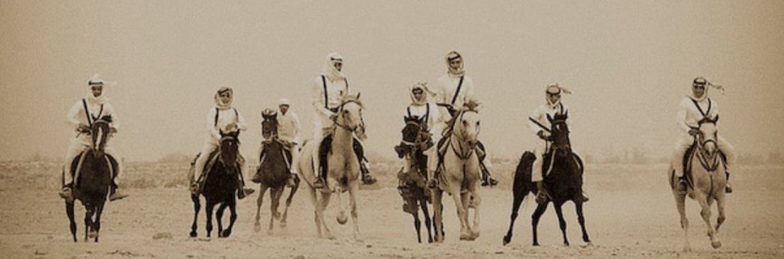 snd_s1's tweet photo. -

تتكلم الصحراء مع الريح تكليم
تكشف سراير قصةٍ في حقيبه

'

خيلٍ  تناقل  بالعيال  الشغاميم
اللي يبيعون .. الحياة بزبيبه ! 

- خلف بن هذال https://t.co/NTHbVjEmNz