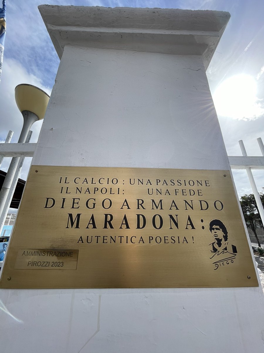 marcopelosi63's tweet photo. #SSCNapoli #Calvizzano #Arte #ForzaNapoliSempre Panchine letterarie Azzurre presso la Villa Comunale Don Peppino Cerullo 💙 https://t.co/w4fOPVcLWY