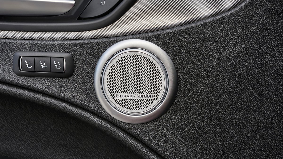 AlfaRomeoUK's tweet photo. Feel the visceral thrill of driving the new #AlfaRomeoStelvio. Connectivity, comfort and pure driving pleasure. #AlfaRomeoUK #JoinTheTribe https://t.co/CX1OKGWh4C