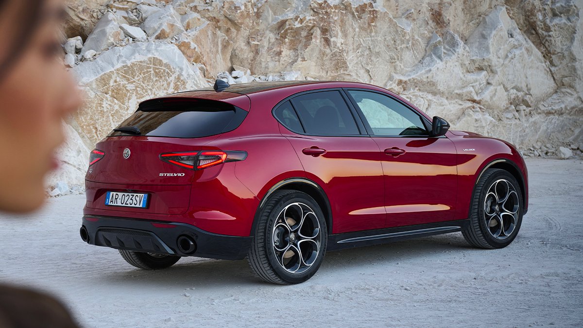 AlfaRomeoUK's tweet photo. Feel the visceral thrill of driving the new #AlfaRomeoStelvio. Connectivity, comfort and pure driving pleasure. #AlfaRomeoUK #JoinTheTribe https://t.co/CX1OKGWh4C