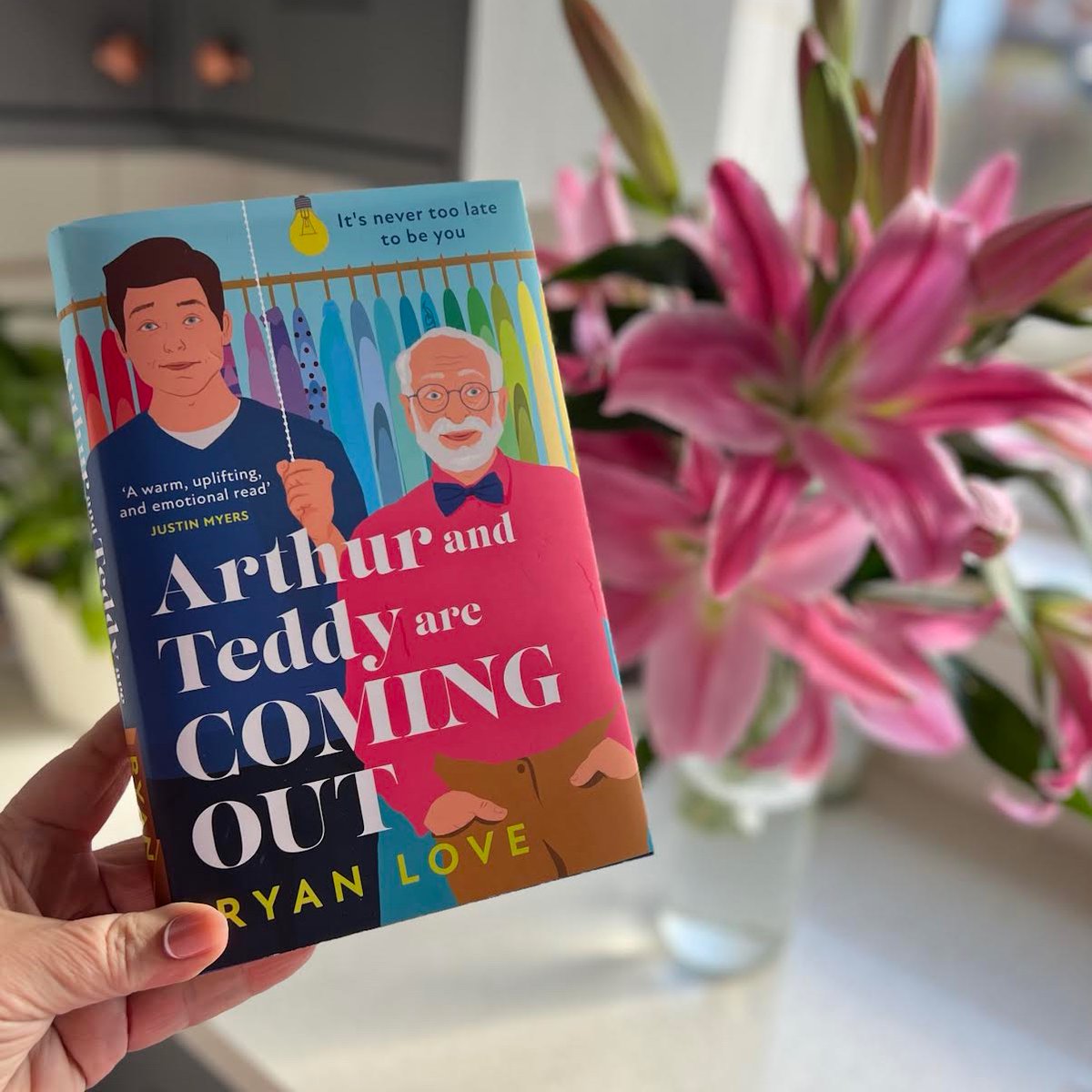 The final countdown to April 13th is on, so let's do one last giveaway! 🎉

If you fancy a finished hardback copy of #ArthurAndTeddy Are Coming Out all you have to do is follow me, like and retweet this to enter.

UK / Ire only, closes 7pm on April 2nd 💙
linktr.ee/ryanjlove