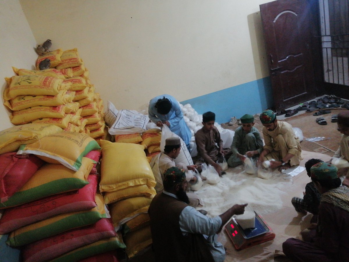 اہلسنّت خدمت فاؤنڈیشن #خضدار کی جانب سے 1000 ضرورت مند خاندانوں کے لئے راشن بیگز کی تیاری جاری ہیں-

انشاءاللہ جلد تقسیم کا عمل شروع کیا جائے گا، 

پہلے فیز میں ضلع خضدار اور دوسرے فیز میں ضلع سوراب میں راشن بیگز تقسیم کیئے جائیں گے، 

Best of luck team AKF #khuzdar,