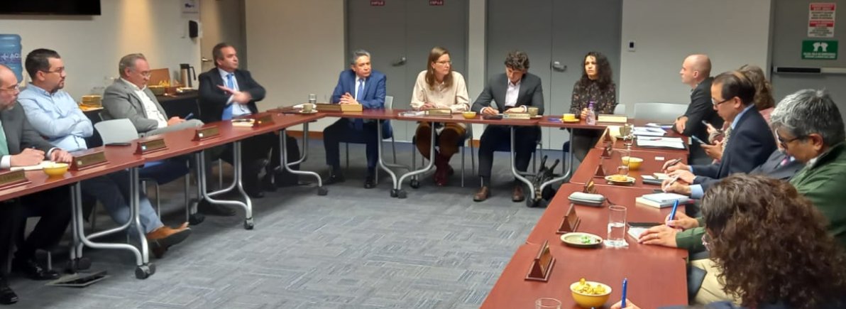 grusbolivia's tweet photo. El equipo de especialistas de @el_BID  comentó sobre algunas perspectivas de salario mínimo en #Bolivia. Asistieron a esta reunión miembros de la @CEPB_Bolivia y @AsobanBolivia. https://t.co/u6c8BwbMOS