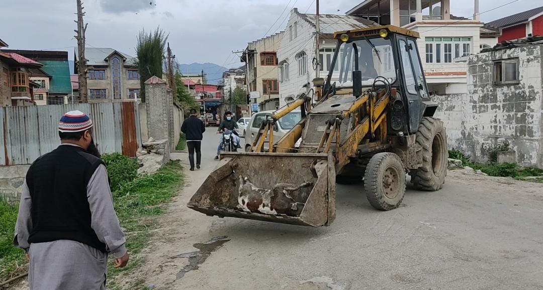Positive change in action! 👏 After an animal carcass fell in Khushalsar, locals showed great concern & joined hands with SMC to ensure swift action to lift it & prevent pollution. Kudos to everyone involved! #CleanKashmir #CommunityEfforts #EnvironmentalAwareness #MissionEhsaas