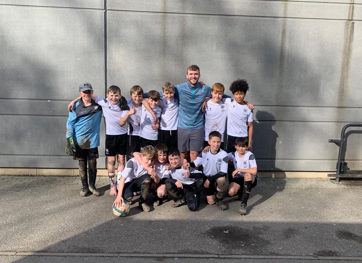 Our Year 7A Football team produce a superb performance to secure their place in @SalfordSchoolFA Plate final; goals from Ranicar, Crook, Dyson & McCarthy seals a 4-3 win (9-6 on agg) over @BuileHillAcad.
A perfect send-off for the departing Mr Ashton👏🏻⚽️ #BeingCoop
- @MrTobutt_PE