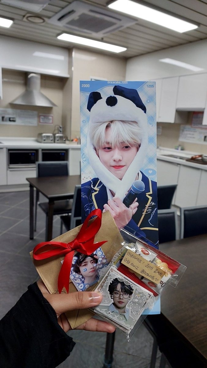 txtdcm's tweet photo. no but fr look what kmoas gave me 😭 i kept apologizing to them bcs i didnt bring and give them anything but they said its totally fine and they even said they hope i have the greatest day. the one next to me tried so hard to speak in english and even used a translating app 🥺 https://t.co/CFerfc18Cc
