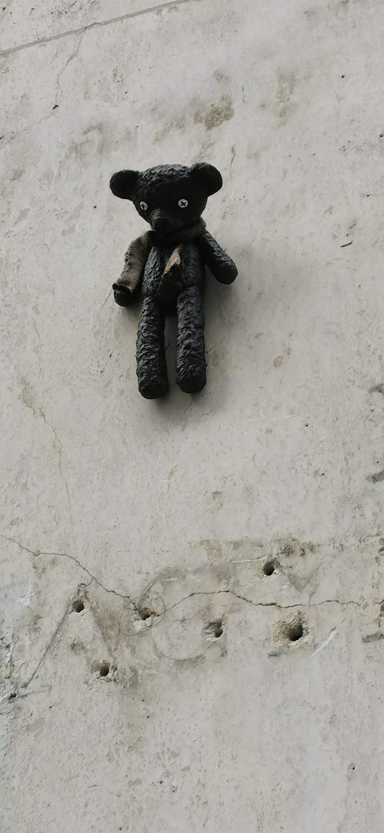 KarenDurber's tweet photo. Finding the artistic antics of Mihály Kolodko, a guerilla sculptor, in Budapest. Miles &amp; miles of walking with a map to hunt these out. A great way to see the city. #mihálykolodko #sculptures #budapest #art #hiddenstatues #ministatues https://t.co/fNxDnEAgQN