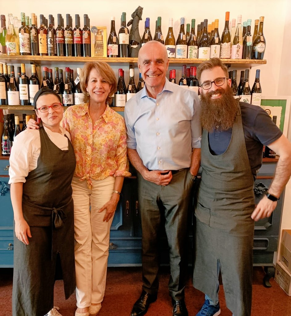 Ha sido un placer comer/trabajar en La Tizná, un pequeño restaurante que apuesta por productos ecológicos y de proximidad.
Y aún mejor, el cariño con que José Antonio y M. Ángeles cuentan cómo y con qué han confeccionado cada plato delicioso o de qué pequeña bodega es el vino.