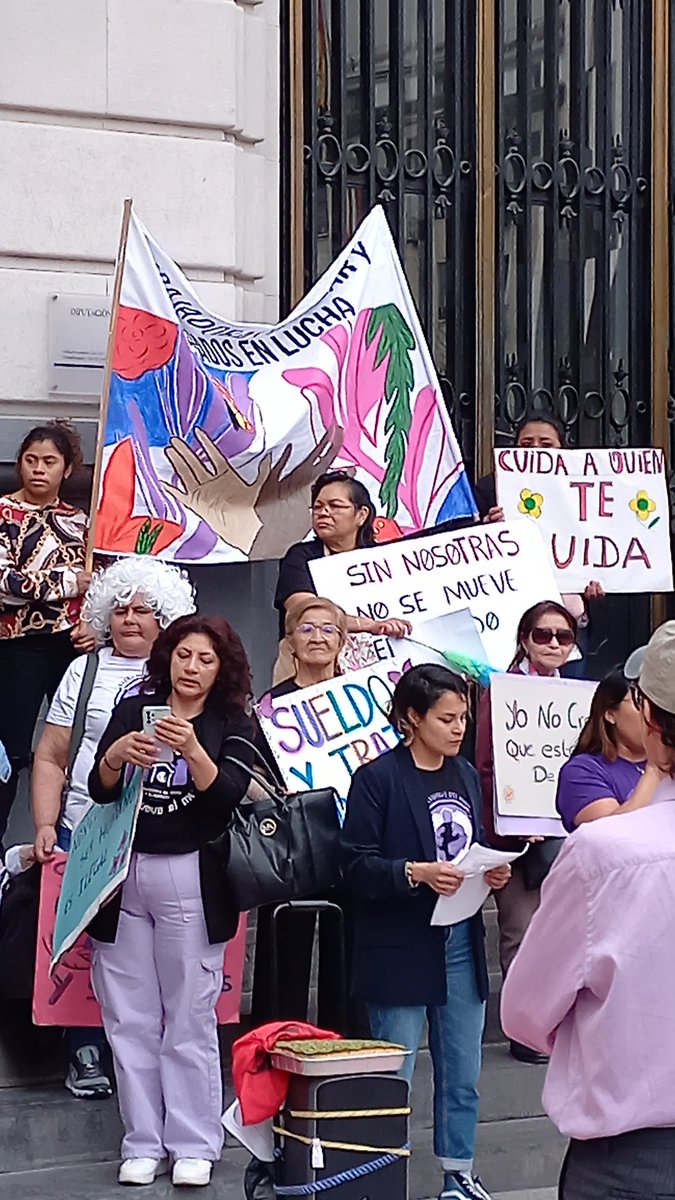 susodomin's tweet photo. Porque sin vosotras se para el mundo, muchas felicidades en vuestro 6° año de lucha de @THogarZaragoza ✊🏾♀️😊
No a la esclavitud moderna, prohibición del trabajo de interna https://t.co/jaOZVJli0D