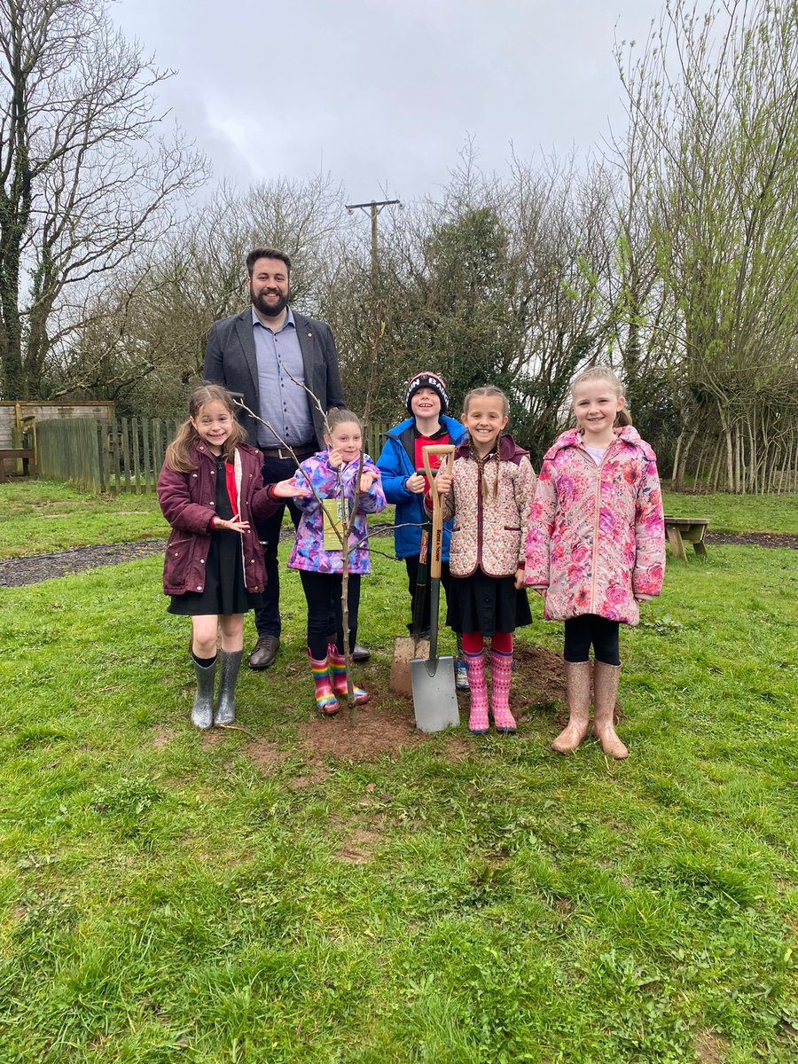 YsgolLlanhari's tweet photo. Diolch @FletcherPlaid am ddewis Ysgol Llanhari yn lleoliad i’th goeden #GwleddYGwanwyn a diolch i aelodau balch y clwb garddio am eich gwaith caled heddi! Diolch @nationaltrust Delighted to welcome former pupil Luke to school today to plant his chosen tree for #BlossomWatch https://t.co/1acWHYyZga