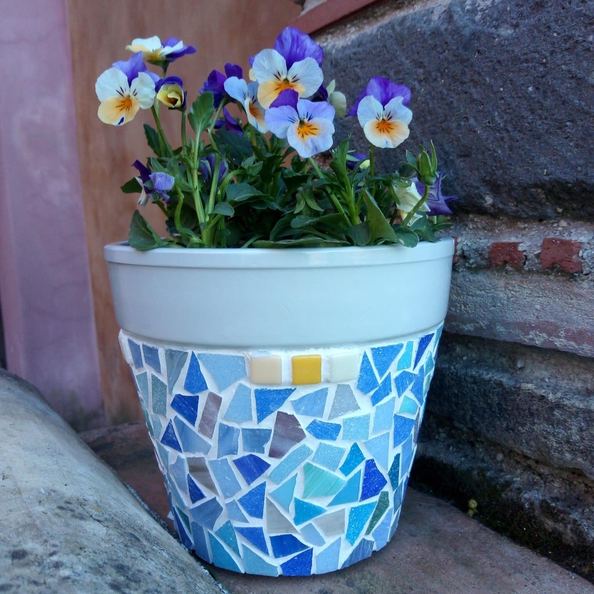 Il perdono è la fragranza che la viola lascia sul tacco di chi l'ha calpestata.
Mi piace presentare ogni mio vaso con una frase che ne racchiuda l’essenza e l’emozione provata nel realizzarlo.
Tra pochi giorni alcuni i di questi saranno in vendita in un Garden Center - Svizzera