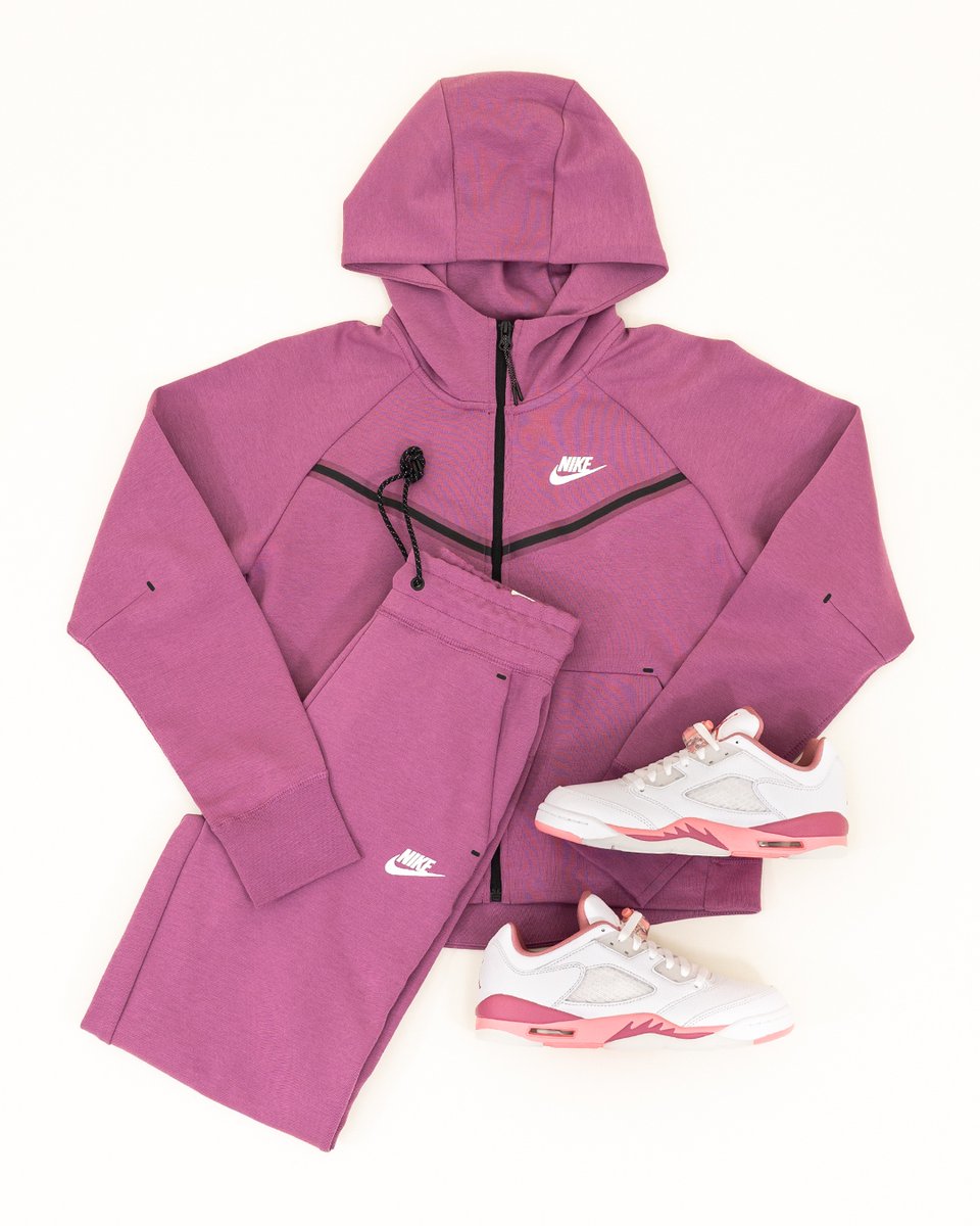 topsnbottomsusa's tweet photo. Fresh look, complete comfort. The Air Jordan 5 Low "Desert Berry" paired with Nike Women's Sportswear Tech Windrunner Tracksuit.
#AirJordan5 #DesertBerry #JordanLow #NikeWomen #Sportswear #TechWindrunner #Tracksuit #SneakerFashion #SneakerAddict https://t.co/oXb9sfHgFX