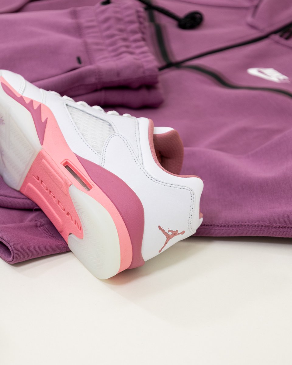 topsnbottomsusa's tweet photo. Fresh look, complete comfort. The Air Jordan 5 Low "Desert Berry" paired with Nike Women's Sportswear Tech Windrunner Tracksuit.
#AirJordan5 #DesertBerry #JordanLow #NikeWomen #Sportswear #TechWindrunner #Tracksuit #SneakerFashion #SneakerAddict https://t.co/oXb9sfHgFX