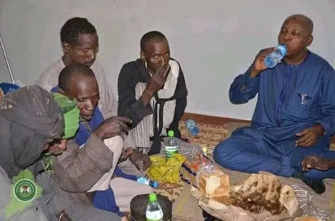 Inflowpost_'s tweet image. Alleged Photo of Kashim Shettima dining with Boko Haram Terrorists in Borno State