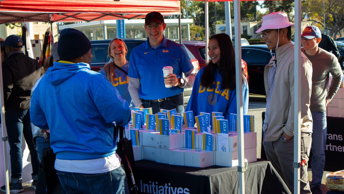 UCLAforVeterans's tweet photo. We had a great time at the quarterly Drive-Thru Pantry hosted by @LosAngelesVA! We gave out more than 200 dozen #cookies, and (hopefully) connected #veterans to other #resources. Shout out to @UCLAAthletics and ROTC for support!
#fooddrive #helpingothers #bruins #supportthetroops https://t.co/BnfRLfGgbF