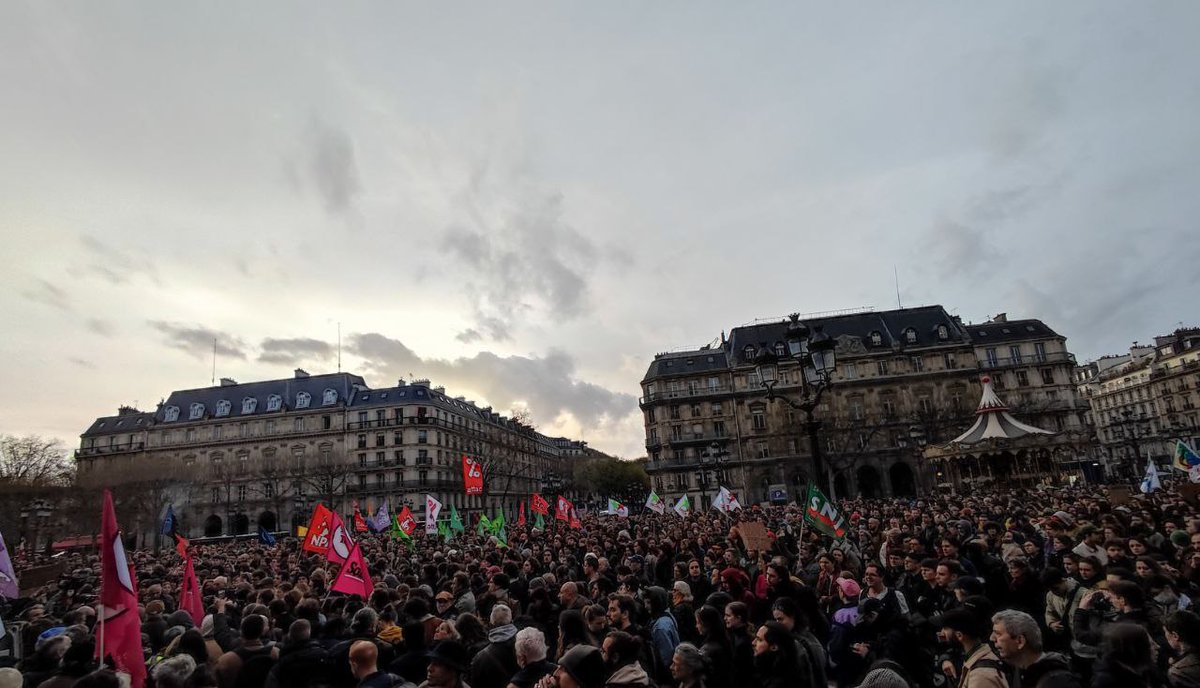 ManonColeou's tweet photo. Énormément de monde à l'hôtel de ville de Paris contre les #ViolencesPolicieres et la répression du mouvement social. 

Tous ensemble on est plus fort, tous ensemble on leur fait peur. 

#DarmaninDemission #NoBassaran https://t.co/K1MvWK9WTa