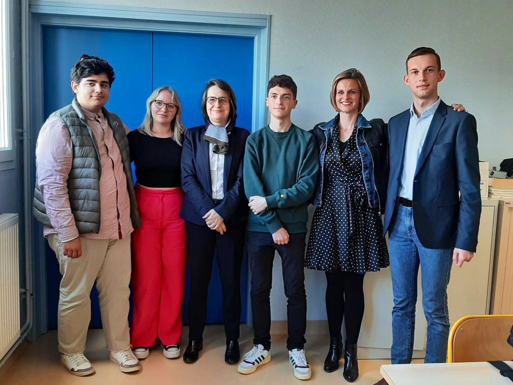 acbesancon's tweet image. Au côté de la Vice-présidente @bfc_region @O_charretgodard, la Rectrice @NathalieAlber15 a assisté au hackathon BFC Reporter. 👏 Bravo aux élèves des établissements participants et aux élus @CAVLBesac.
✅ Défi journalistique relevé avec brio 📰 #SPME2023  @ClemiBesancon