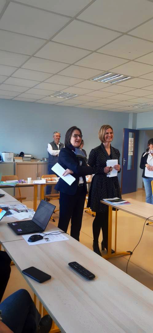 acbesancon's tweet image. Au côté de la Vice-présidente @bfc_region @O_charretgodard, la Rectrice @NathalieAlber15 a assisté au hackathon BFC Reporter. 👏 Bravo aux élèves des établissements participants et aux élus @CAVLBesac.
✅ Défi journalistique relevé avec brio 📰 #SPME2023  @ClemiBesancon