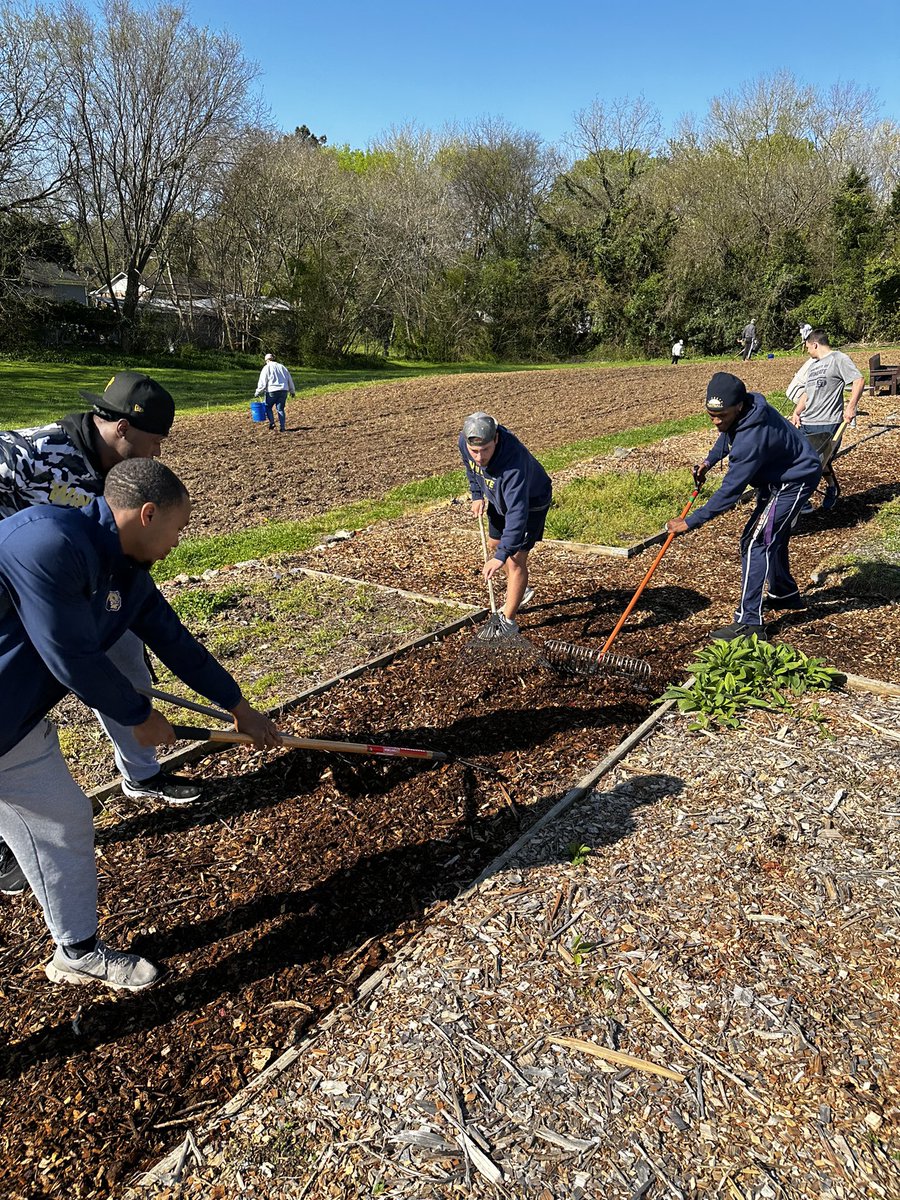 As a part of One Day One Dog some of our student athletes were out in the community serving! 

We had a group of guys go to Habitat for Humanity and another group went to the Monroe Community Garden. 

We’re extremely proud of these great young men! 

#OneDog
