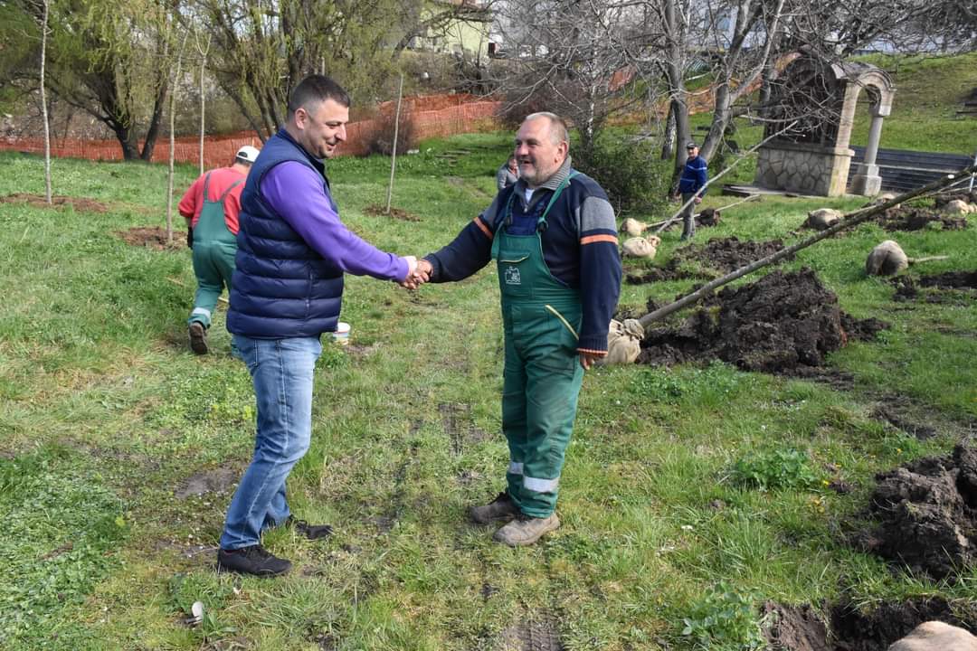 OMladenovac's tweet photo. ➡️ Нови дрворед ЗА ЛЕПШИ И ЧИСТИЈИ МЛАДЕНОВАЦ
#ДобраПрича #ОpstinaMladenovac #dobraprica #sadimozabuducnost #mladenovac #drvored #sadnice #zivotnasredina
🌱🌳🌱🌳🌱🌳🌱🌳🌱🌳
https://t.co/rsFE89i0rY https://t.co/WOi0YF20si