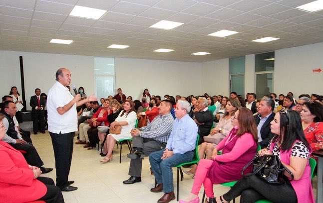 SEPHidalgo's tweet photo. Este jueves el secretario @natycastrejonv visita las oficinas de #ServiciosRegionalesTula para acompañar a jefas y jefes de sector, supervisoras y supervisores, así como a directivos y apoyos pedagógicos en la plática “Marco legal”, que forma parte de las actividades de su gira de trabajo por la región Tula-Tepeji.

En su mensaje el secretario les invito a reflexionar sobre qué tipo de ciudadanos se quiere contribuir a formar, para encontrar las estrategias que permitan a niñas, niños y jóvenes que sean lo que en potencia pueden llegar a ser. 

#PrimeroLaEducación 
#ConEducaciónHayTransformación
