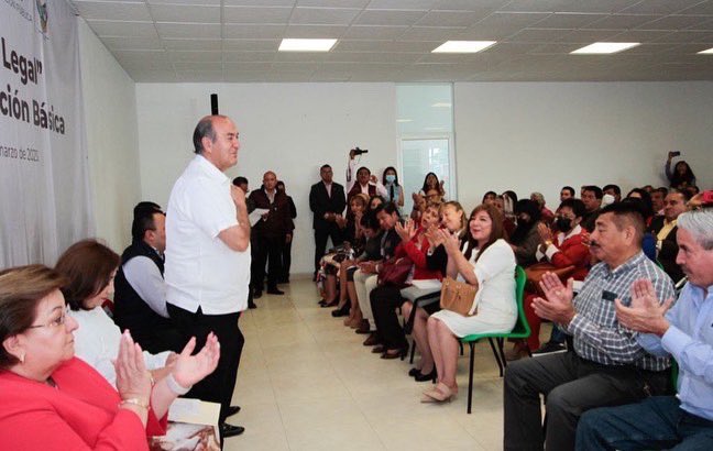 SEPHidalgo's tweet photo. Este jueves el secretario @natycastrejonv visita las oficinas de #ServiciosRegionalesTula para acompañar a jefas y jefes de sector, supervisoras y supervisores, así como a directivos y apoyos pedagógicos en la plática “Marco legal”, que forma parte de las actividades de su gira de trabajo por la región Tula-Tepeji.

En su mensaje el secretario les invito a reflexionar sobre qué tipo de ciudadanos se quiere contribuir a formar, para encontrar las estrategias que permitan a niñas, niños y jóvenes que sean lo que en potencia pueden llegar a ser. 

#PrimeroLaEducación 
#ConEducaciónHayTransformación