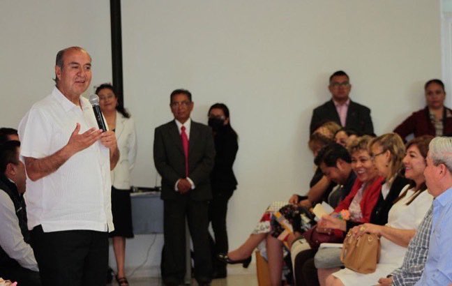 SEPHidalgo's tweet photo. Este jueves el secretario @natycastrejonv visita las oficinas de #ServiciosRegionalesTula para acompañar a jefas y jefes de sector, supervisoras y supervisores, así como a directivos y apoyos pedagógicos en la plática “Marco legal”, que forma parte de las actividades de su gira de trabajo por la región Tula-Tepeji.

En su mensaje el secretario les invito a reflexionar sobre qué tipo de ciudadanos se quiere contribuir a formar, para encontrar las estrategias que permitan a niñas, niños y jóvenes que sean lo que en potencia pueden llegar a ser. 

#PrimeroLaEducación 
#ConEducaciónHayTransformación
