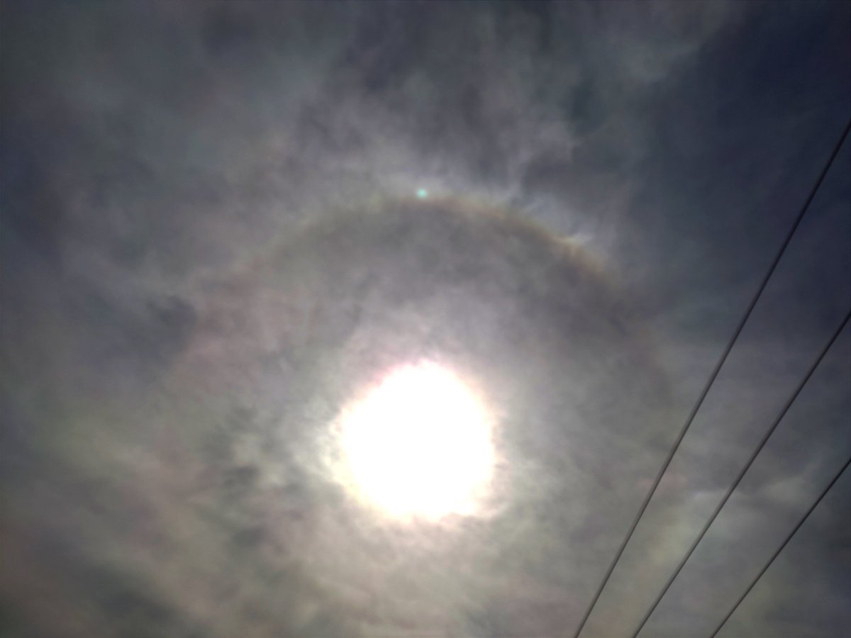 Un halo solar se puede observar desde #Concepción —Región del #BioBío— en esta tarde de hoy Jueves 30 de Marzo de 2023. Favor no vincular este fenómeno con el evento sísmico ocurrido a las 14:33 h en La Zona Centro-Sur de Chile. No guardan ninguna relación. #RedMeteo #ElTiempoCHV