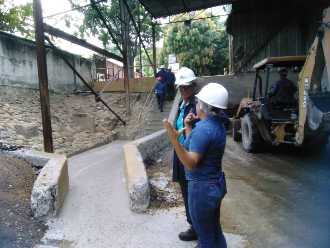 MinecOficial's tweet photo. #AlDía | Equipo del #Minec realizó inspección técnica a la empresa Venvidrio en la zona industrial de Valera, a fin de otorgar la autorización para el Manejo de Sustancias, Materiales y Desechos Peligrosos y el Registro de Actividades Capaces de Degradar el Ambiente #RACDA. https://t.co/7AtTAchgeI