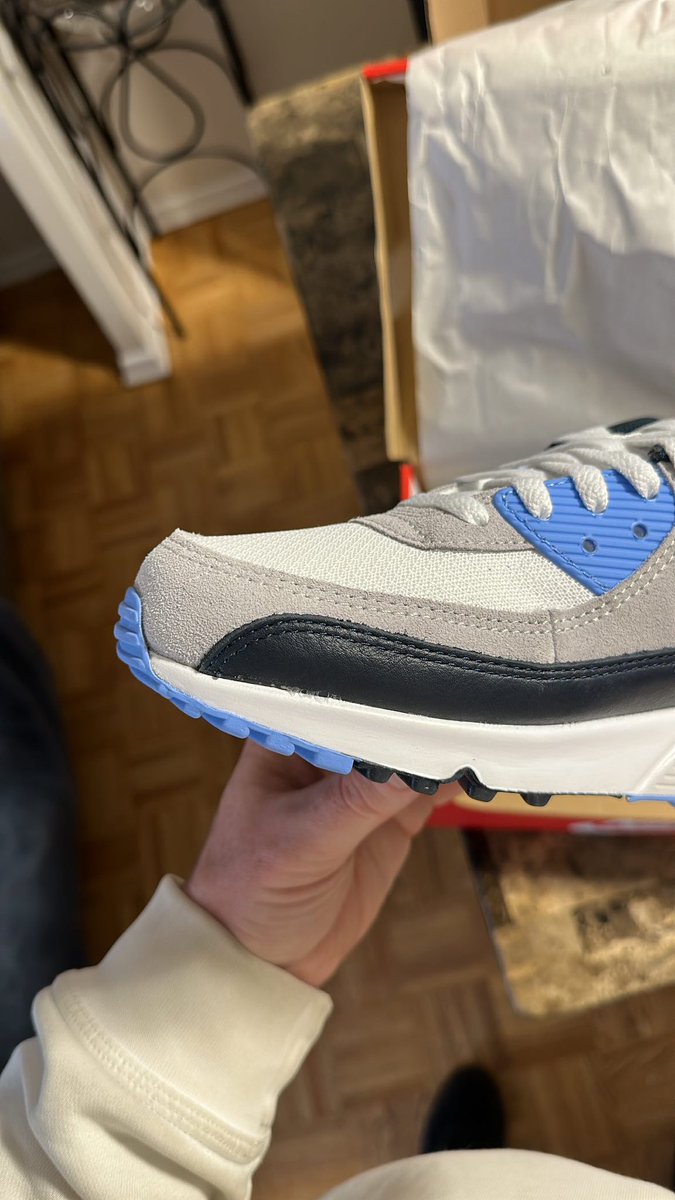 SteveWagz86's tweet photo. You’re about to have a large issue on your hands @stockx fake fake fake #StockX #Fake #fakeshoes #overpriced #ripoff authenticator isn’t even real from the app. Takes you no where. Such a joke https://t.co/BDAKly3C7H