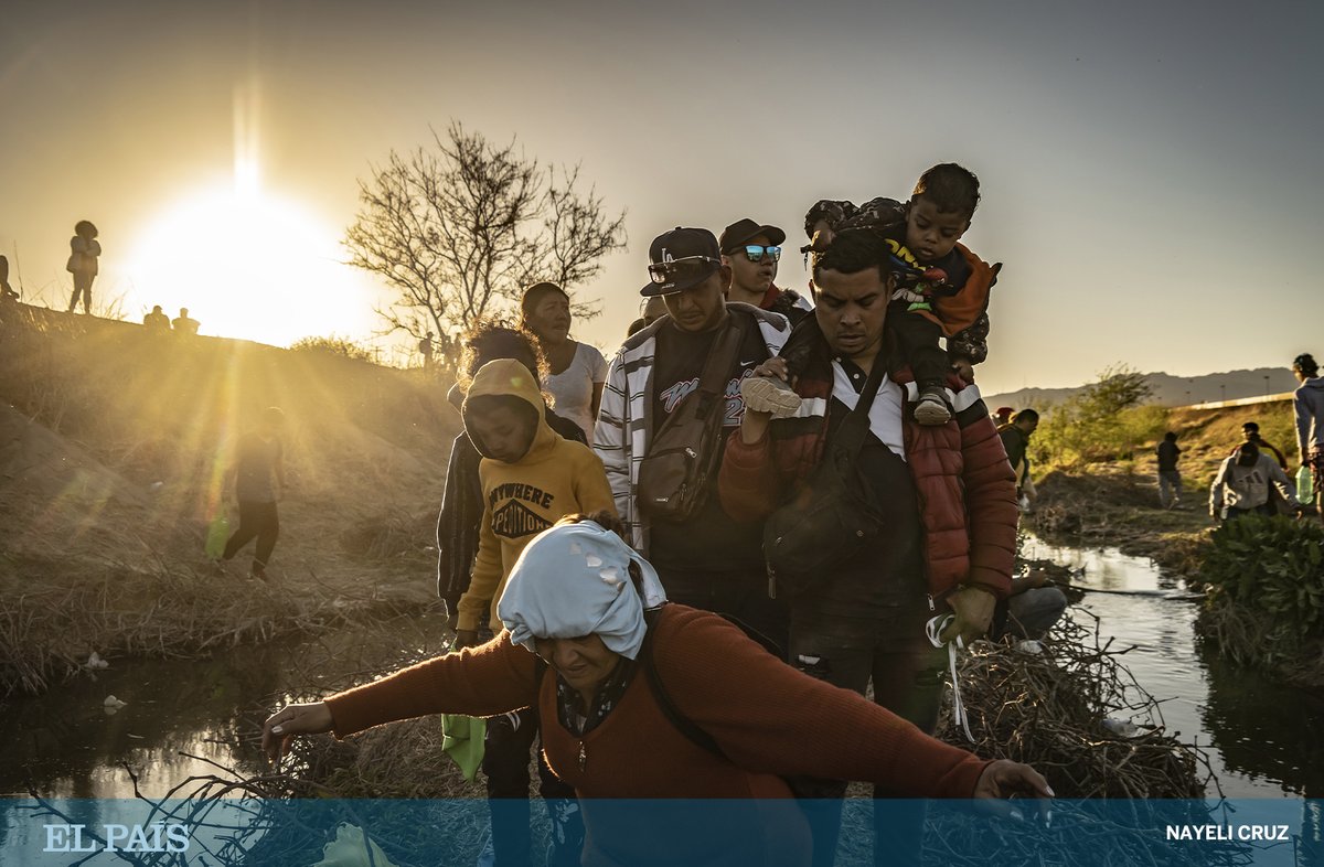mexhector's tweet photo. A los que han perdido todo, no los detiene nada. Miles de familias siguen intentando llegar a Estados Unidos a través de Juárez. Aquí una familia completa que fotografío @nayeleecb sobre el río. https://t.co/JLARPe3iyZ