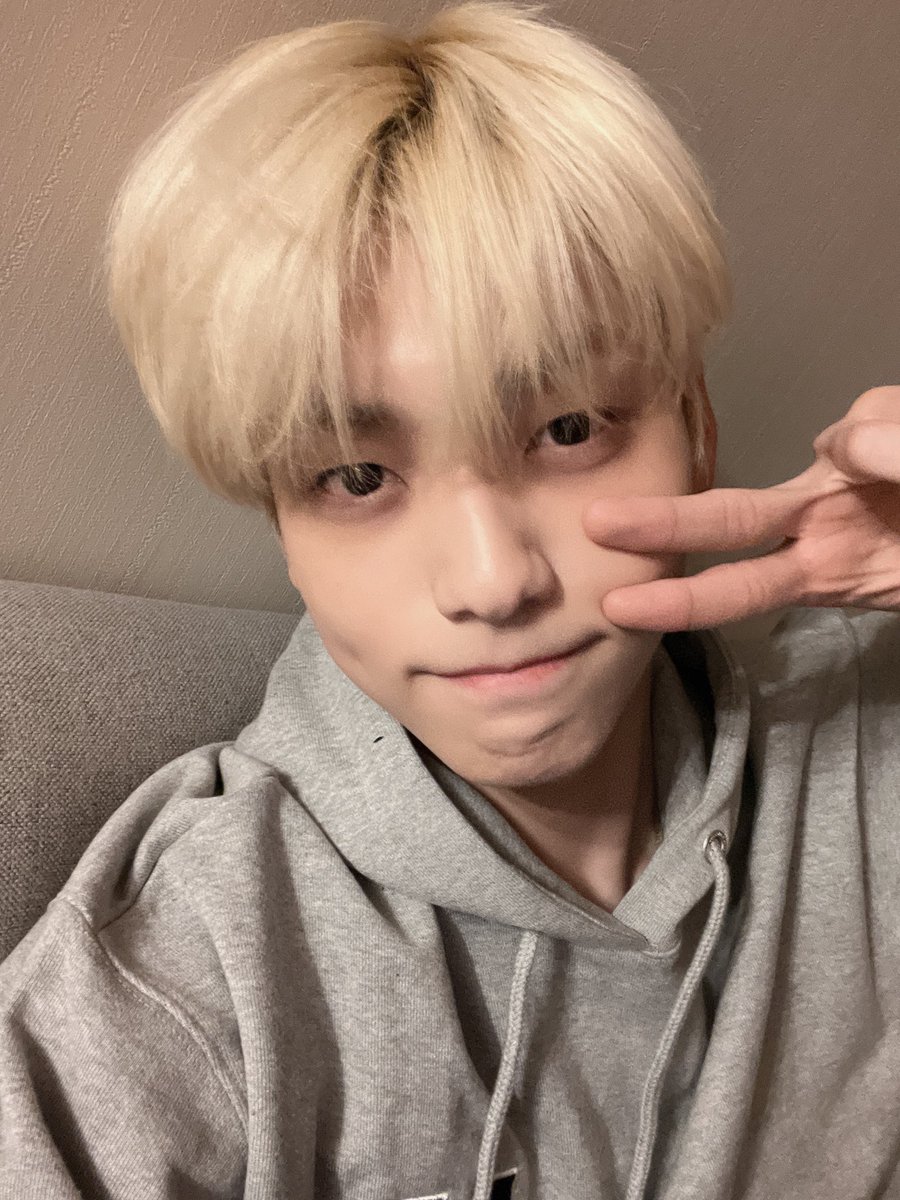 soouobin's tweet image. The last fansign finally got over. Everyone seemed really sad about it, but my heart was hurting even more. :( MOA babies, let's be healthier and happier until our next promotion! ❤️