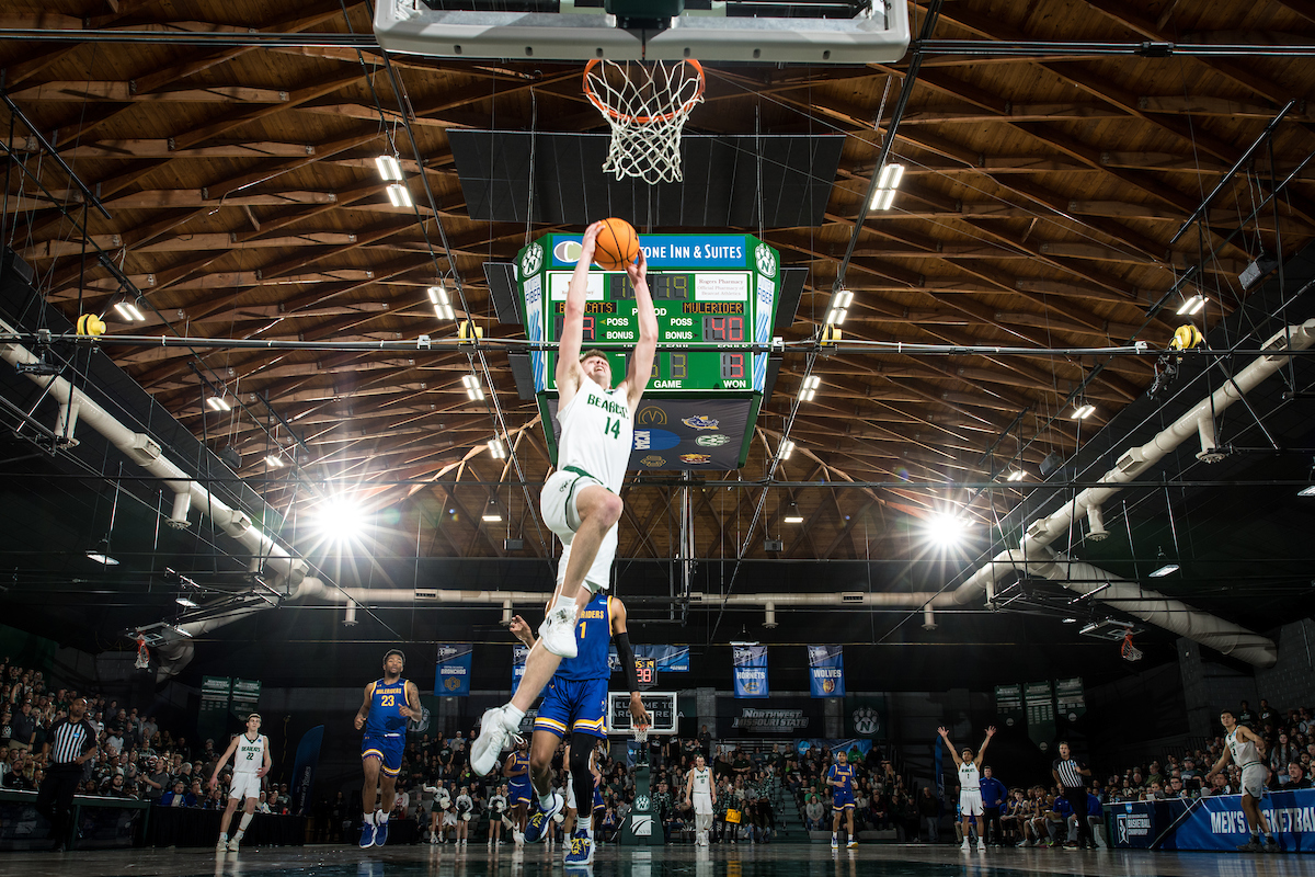 NWBearcatMBB's tweet photo. Only two times in the history of @NCAADII MBB has a program led the nation in scoring defense and field goal %. In 1977-78, Green Bay shot 55.7% from the field and held opponents to 55.7 ppg. The 2022-23 @NWBearcatMBB team led the nation in FG% (52.4) and scoring defense (56.3) https://t.co/P07S7DzcQd