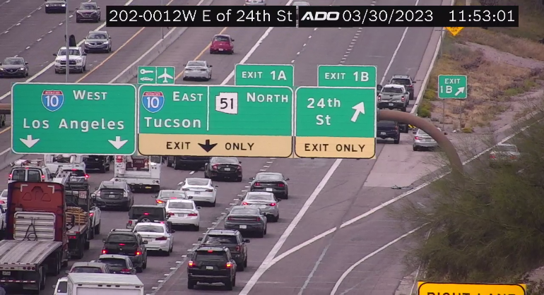 ArizonaDOT's tweet photo. Loop 202 Red Mountain westbound after 24th Street: A crash is blocking the right two lanes.

#Loop202 #phxtraffic https://t.co/sDLTQP6dLJ