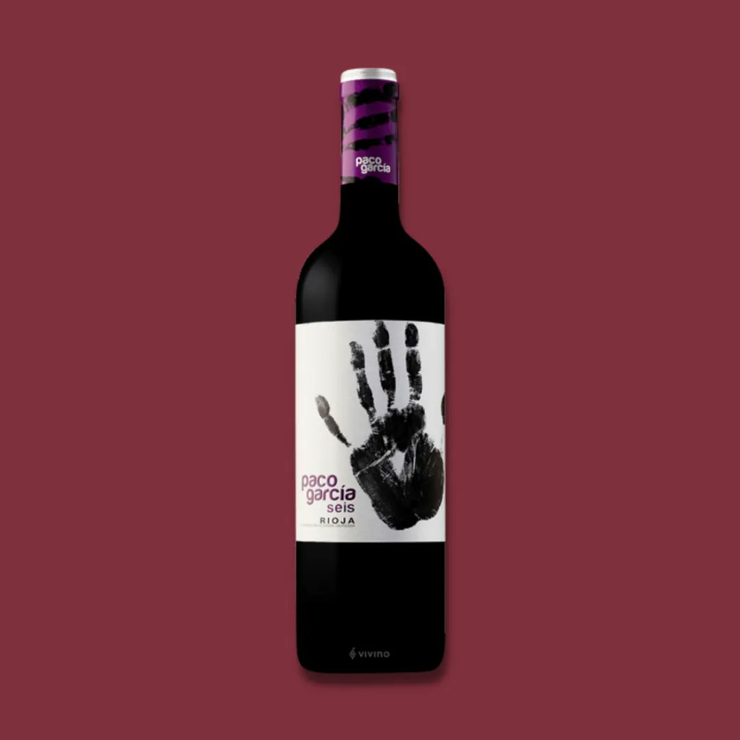 🍷 Si te apetece un Rioja, tenemos una recomendación: Seis de @‌bodegasPacoGarcía.
Un vino delicioso, apto para todos los paladares. Tiene un color mora, cereza picota. Está limpio y brillante. Huele a fresas, frambuesas, moras y violetas.

#DistribucionesLatorre #Jaén #Vinos