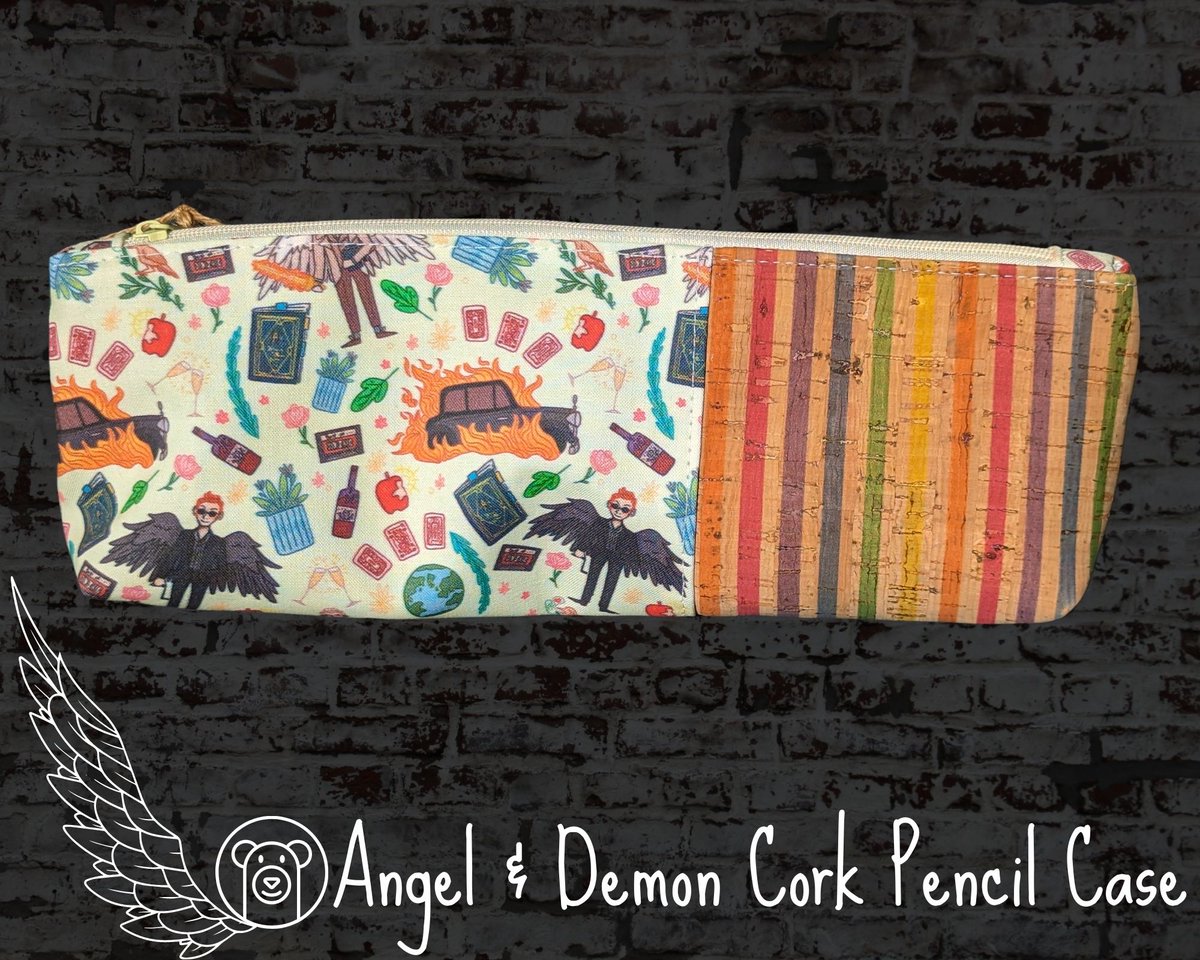 bear_knitting's tweet photo. It's pencil cases today.

Love stationery? Know someone who can never have too many pencil cases? Well, these and more now available at https://t.co/WiBfwQXOGR 

Half geeky prints, half cork, a huge 10.5 inches long and a full zipper opening. 

#Outlander #GoodOmens #Cephalopods https://t.co/UfJtwbqmzG