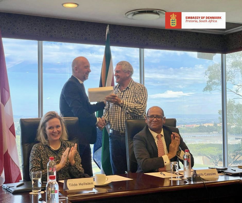 DKAMBinSA's tweet photo. #Denmark and #SouthAfrica further strengthen our energy cooperation 🇩🇰🤝🇿🇦 Today the Danish Energy Agency and #ESKOM signed milestone agreement on continuing knowledge- and skill-sharing on topics such as management of generation, transmission and distribution of electricity⚡️🙏 https://t.co/Vis4JUHAix
