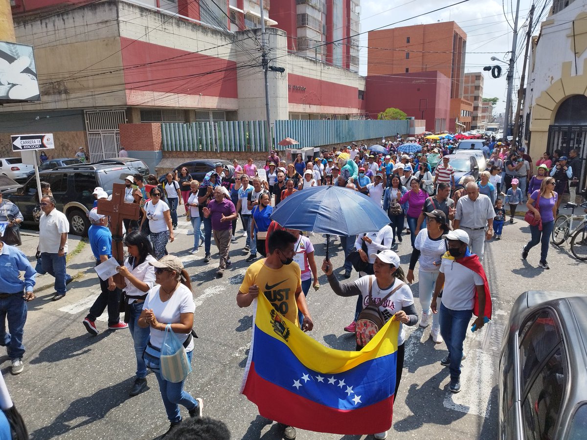 Hoy #30Mar en una manifestación de fé, se realizó el Via CRISIS en el Edo-Lara. En el cual se demostró en cada estación el sufrimiento q padece el pueblo #Venezolano por eso  #QuemoAJudas ( Yelitze-MADURO) quienes traicionaron a los #EmpleadosPublicos al llevarlos a la Miseria