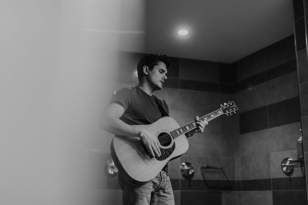 JohnMayer's tweet photo. Solo tour, St. Louis, MO - nothing like singing in the shower. Or alone on stage. https://t.co/C4flJnXMef