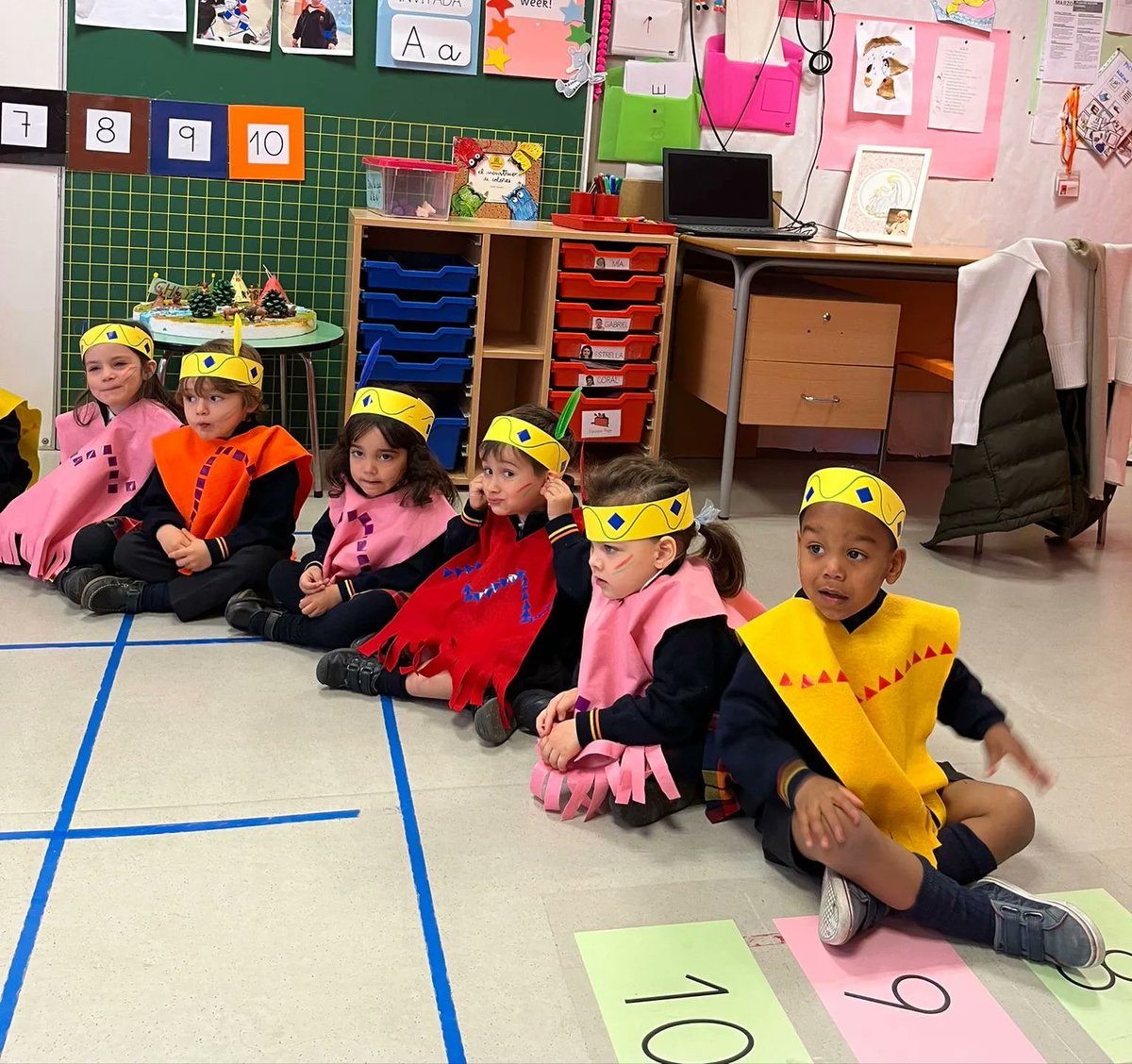 AlboradaColegio's tweet photo. En la fiesta de fin de proyecto de tres años nos hemos vestido de indios y hemos cantado a los papás la canción que llevábamos tanto tiempo preparando y una poesía.
¡Genial chicos! 👏👏❤️
#Infantil #ColegioAlborada #indios #proyectoinfantil #familias #3años https://t.co/GzHI2DwiIE