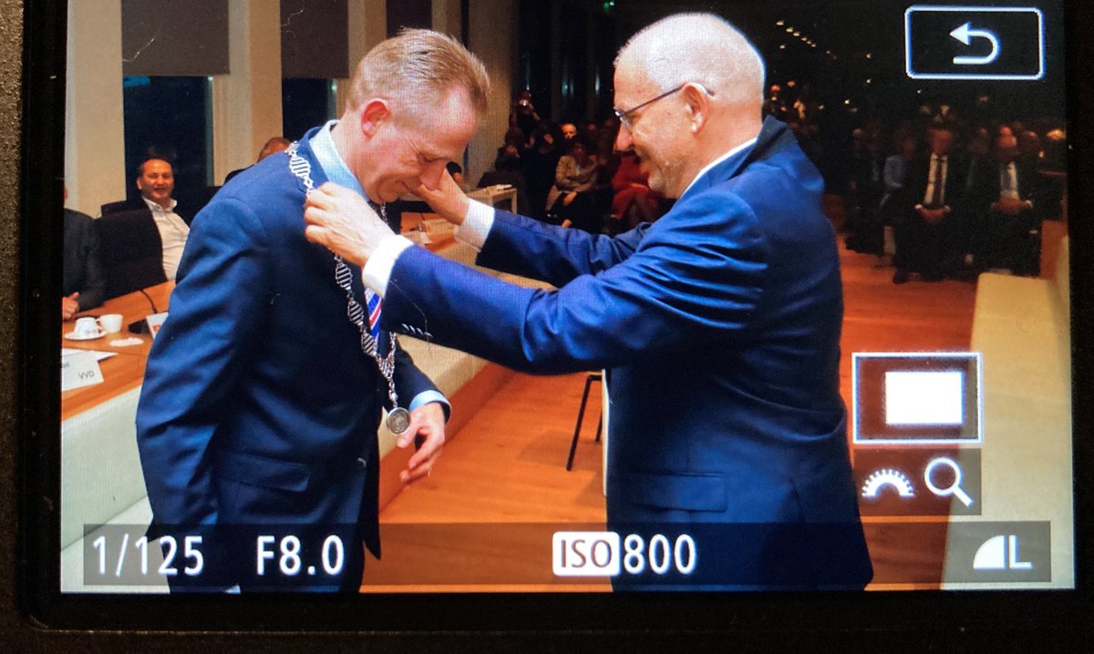 Met <a href="/jboersma58/">Jan Willem Boersma</a> heeft <a href="/GemAlblasserdam/">Gemeente Alblasserdam</a> sinds vanavond een nieuwe burgemeester. Of, zoals <a href="/ArcoSt/">Arco Strop</a> namens <a href="/RaadAlbldam/">Raad Alblasserdam</a> het refererend aan een historische gebeurtenis omschreef: ‘Dames en heren, we hebben hem!’