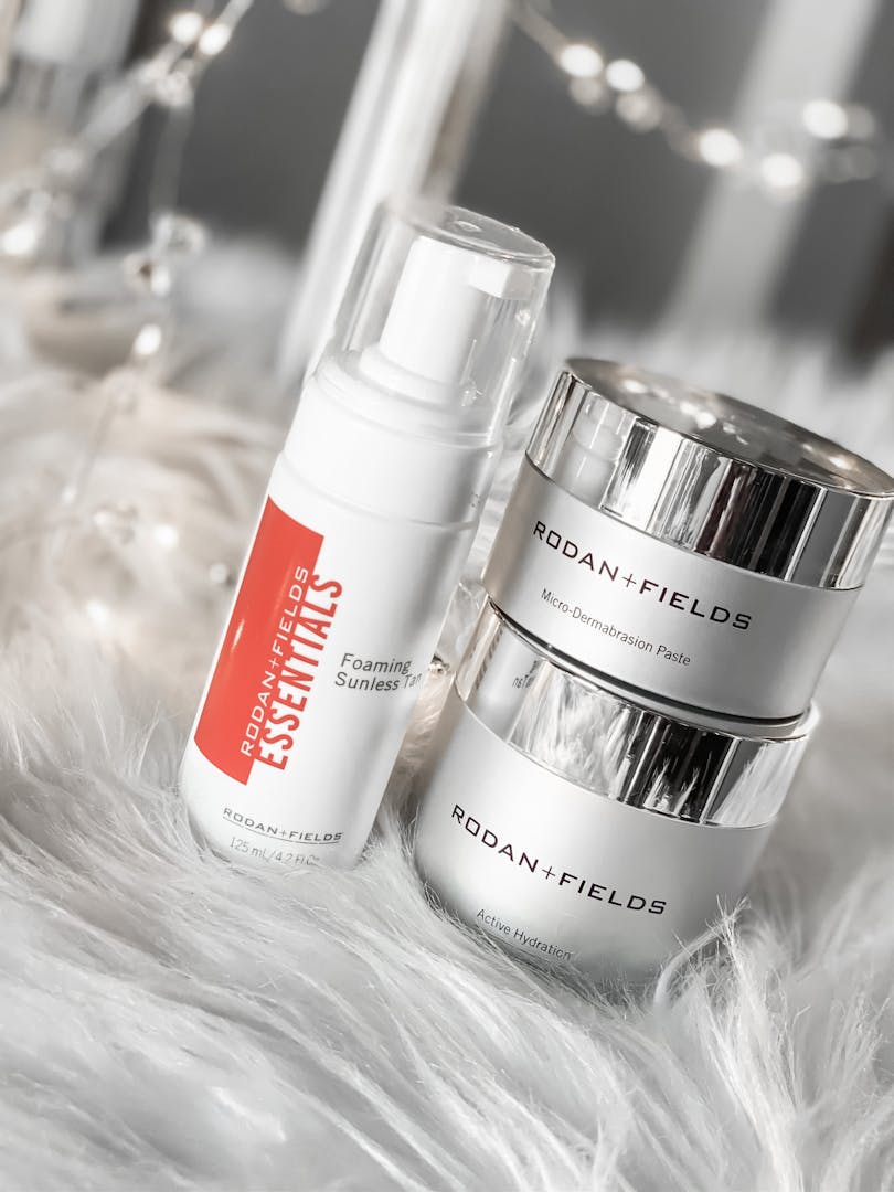 decordeyewear's tweet photo. Our hand and body products address signs of aging, hydration and sun protection for your whole body. Often signs of age show up on your hands just as much as your face. And your whole body needs hydration and sun protection. https://t.co/MIeFveH7bg https://t.co/TcTCdvDNTs