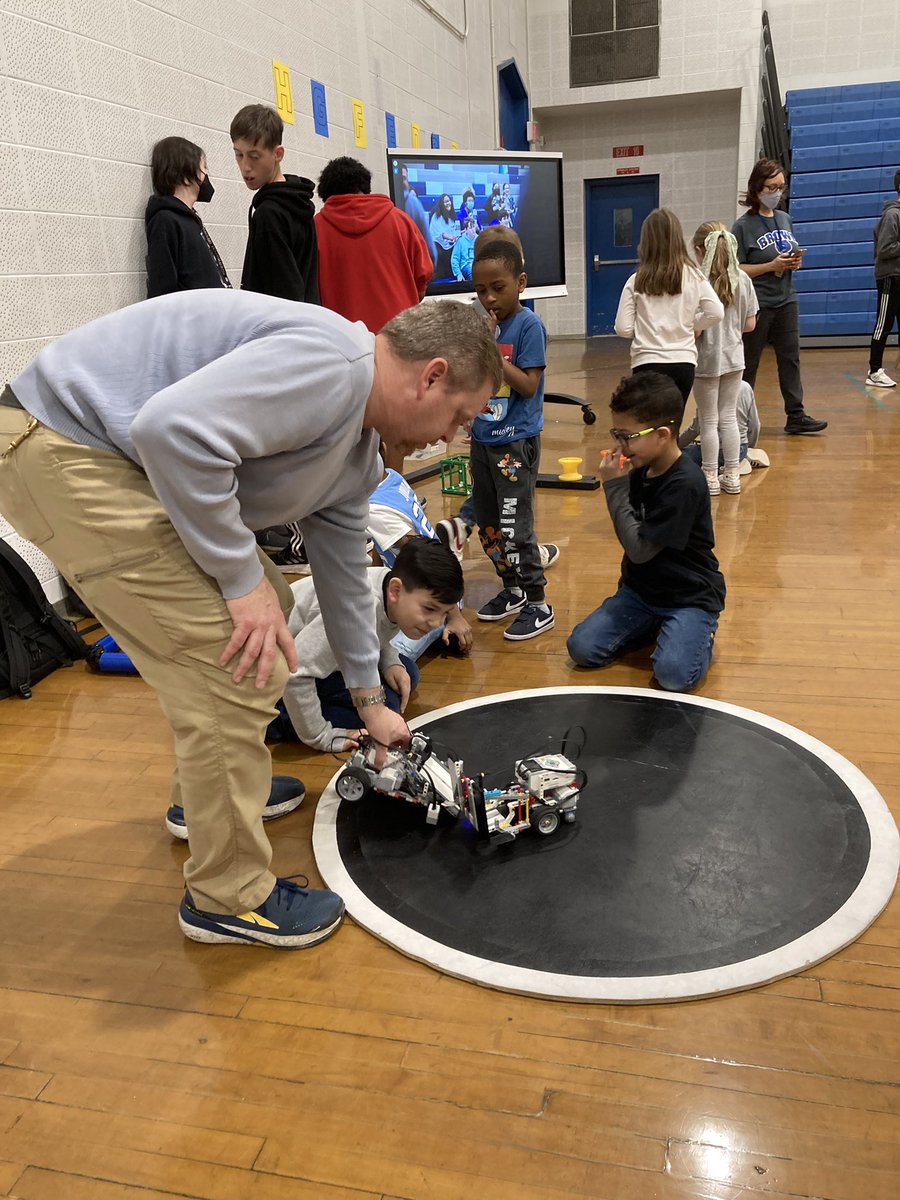 jackietalkthai's tweet image. .@JCPS_JackBosley and I are supporting @mybrownschool at their annual Student Directed Learning Showcase. Ss presented on their learning through a variety of tools from Canva to trifolds. #JCPSDigIn #StudentChoice Also, please help me wish Jack a very Happy Birthday! #HeroesOfHS