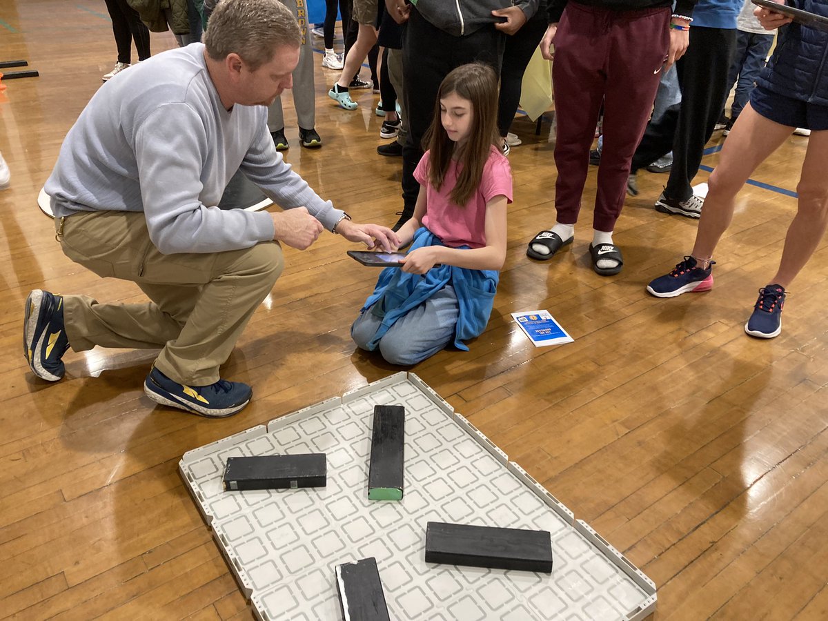 jackietalkthai's tweet image. .@JCPS_JackBosley and I are supporting @mybrownschool at their annual Student Directed Learning Showcase. Ss presented on their learning through a variety of tools from Canva to trifolds. #JCPSDigIn #StudentChoice Also, please help me wish Jack a very Happy Birthday! #HeroesOfHS