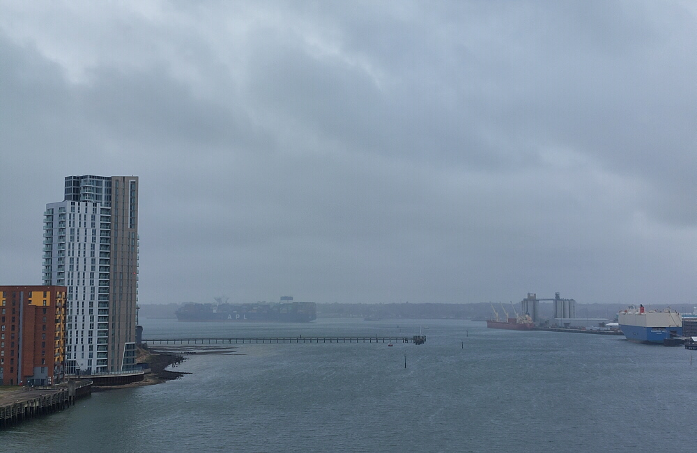 BobMockford's tweet image. A wet and windy start to Thursday&apos;s walk from home to Hamble and the Royal Victoria Country Park. This was the view from Itchen Bridge and I was struggling to stand still long enough to get a decent photo. #ItchenBridge #RiverItchen #Southampton #Walking