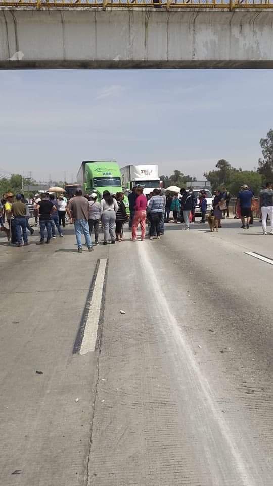 #ZCN | Esta tarde se registra un bloqueo vial en la autopista Méx-Qro a la altura del municipio de Coyotepec, situación que afecta la ciruclacion vial en ambos sentidos. Tomen precauciones.